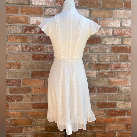 Adriana Papell White Flutter Sleeve Chiffon Dress Size 2 - Picture 3 of 9